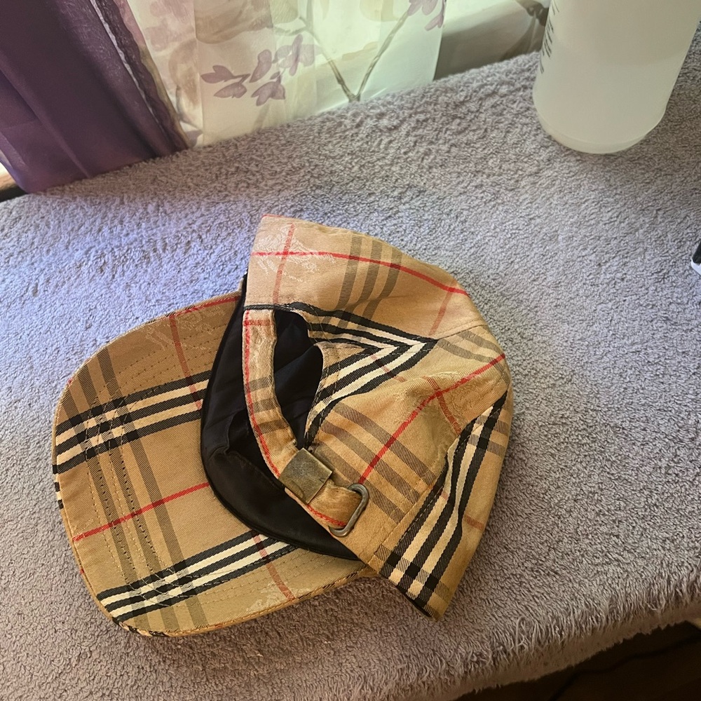 Burberry hat very good condition like new